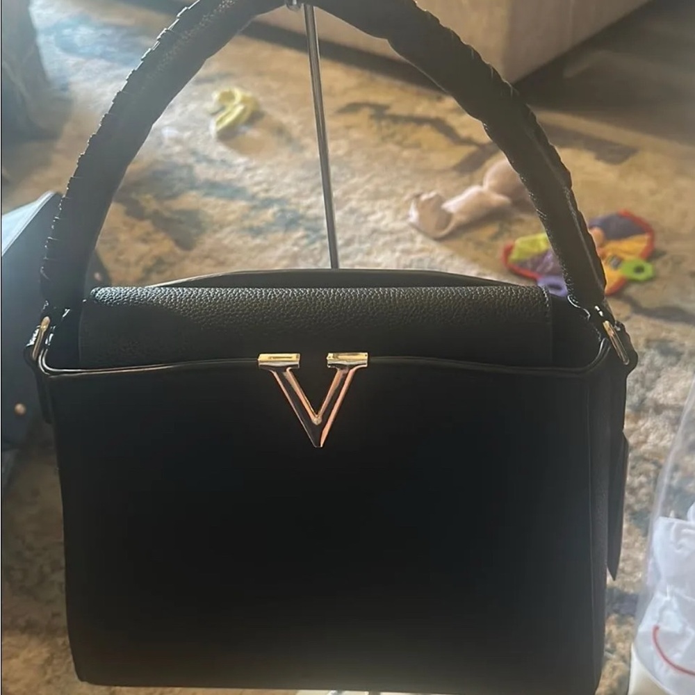 "V" Fashion Bag w/Full Size Wallet
& Crossbody BIk